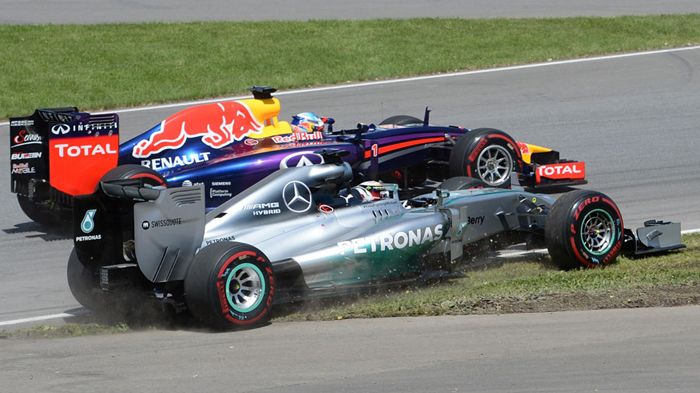 Προκειμένου να αποφύγει την επαφή με τον Rosberg, o Hamilton πάτησε εκτός πίστας, κάτι που εκμεταλλεύθηκε ο Vettel που βρέθηκε 2ος.